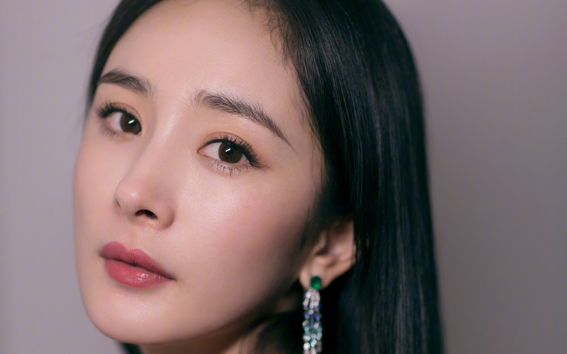 杨幂黑色长发写真 性感魅力，定格光影